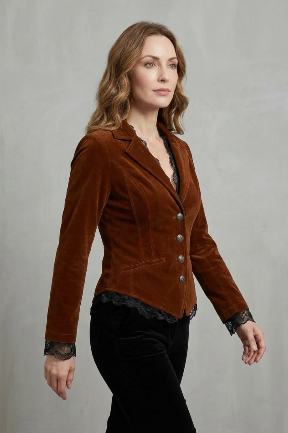 Valdrienne – Tailored lace accent – Velvet blazer
