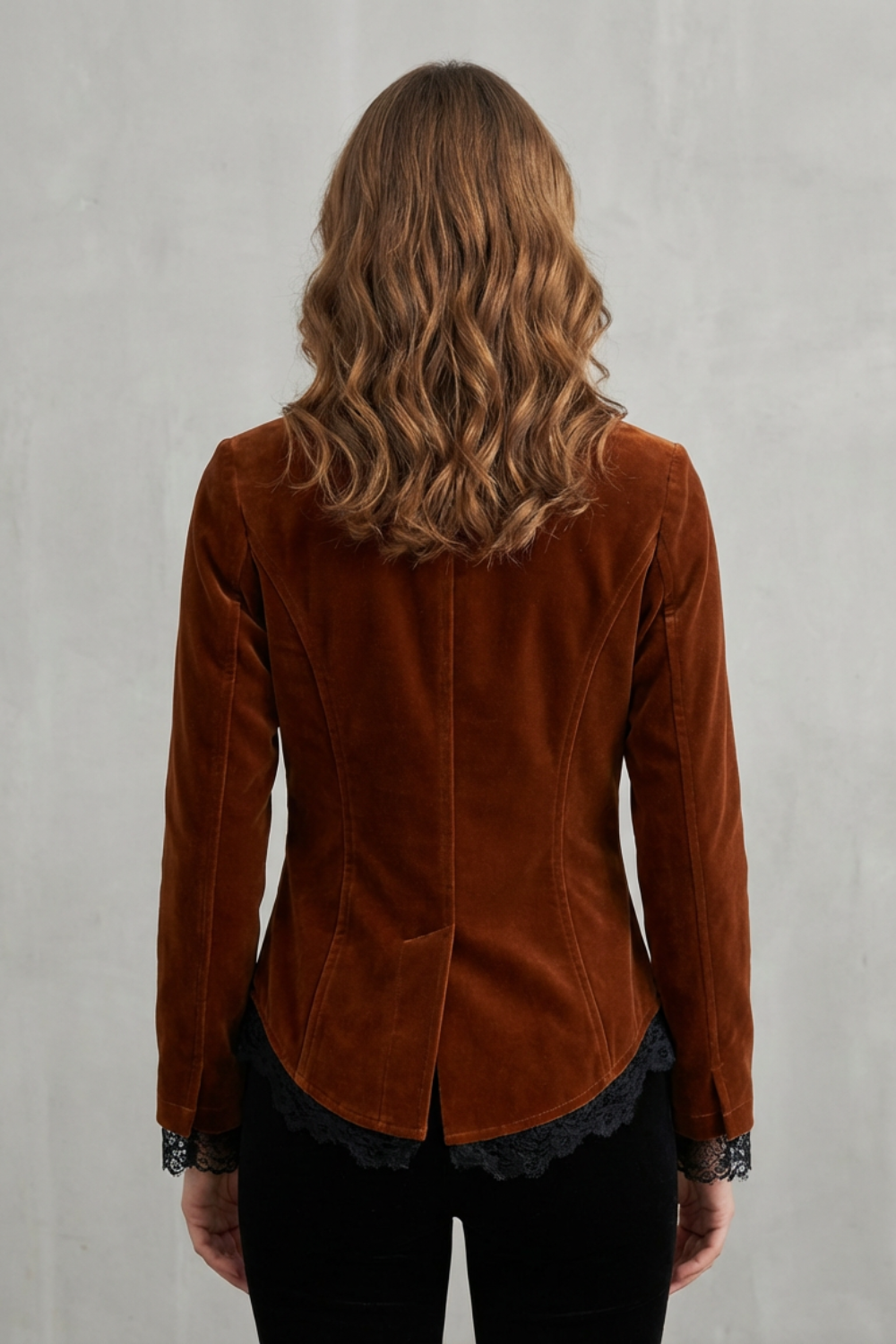 Valdrienne – Tailored lace accent – Velvet blazer